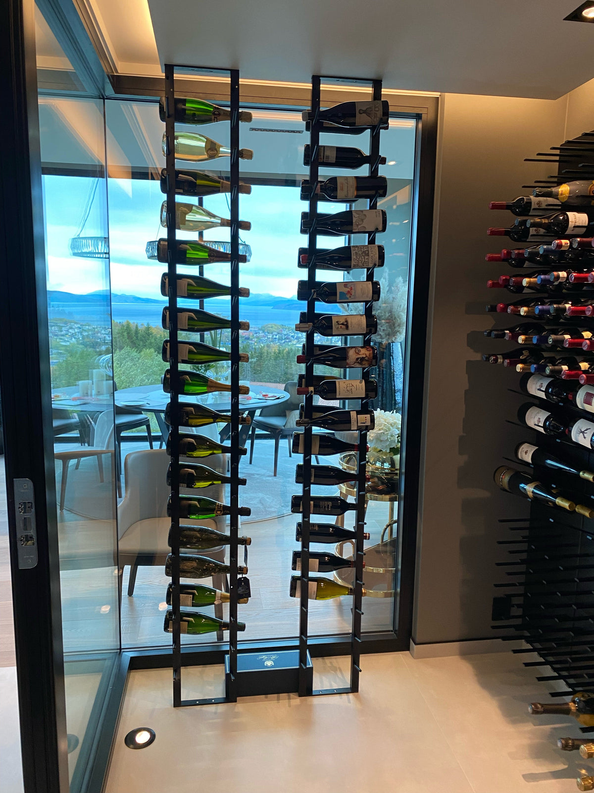 NEU Weinregale vom Boden bis zur Decke mit Weinflaschen