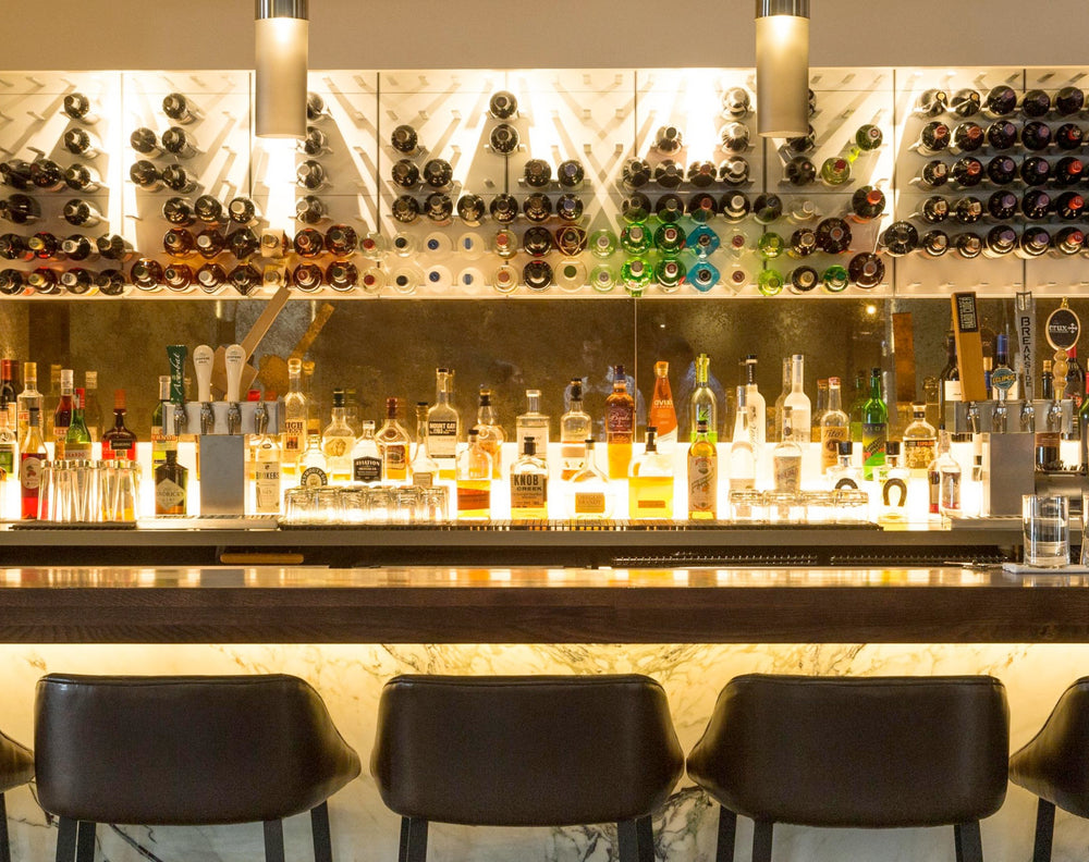 Bar mit weißen STACT Premier Weinregalen