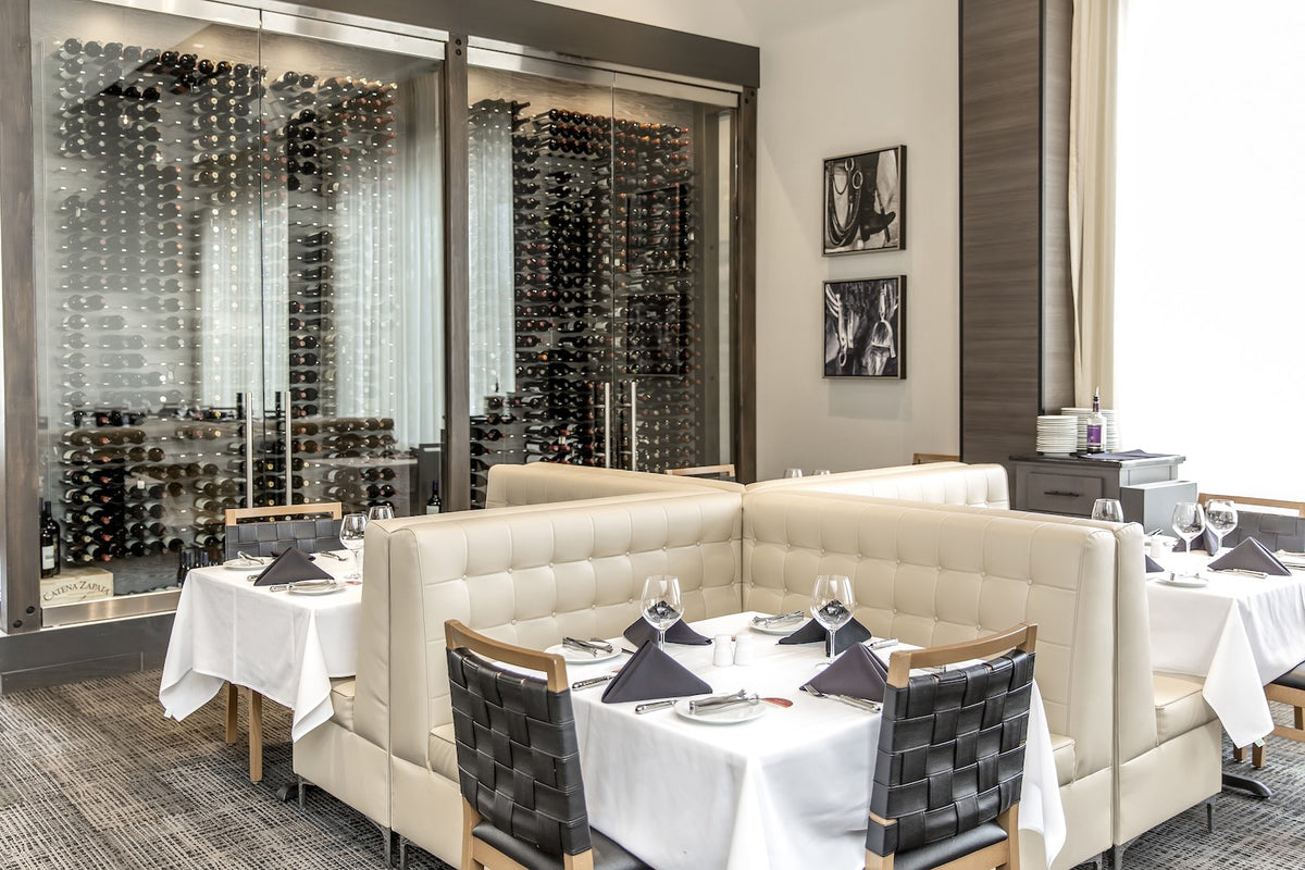 Großer Weinkeller mit STACT-Weinregalen in einem Restaurant