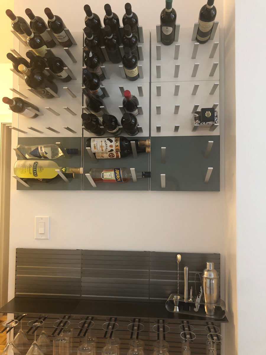 vinreol med plads til glas og flasker