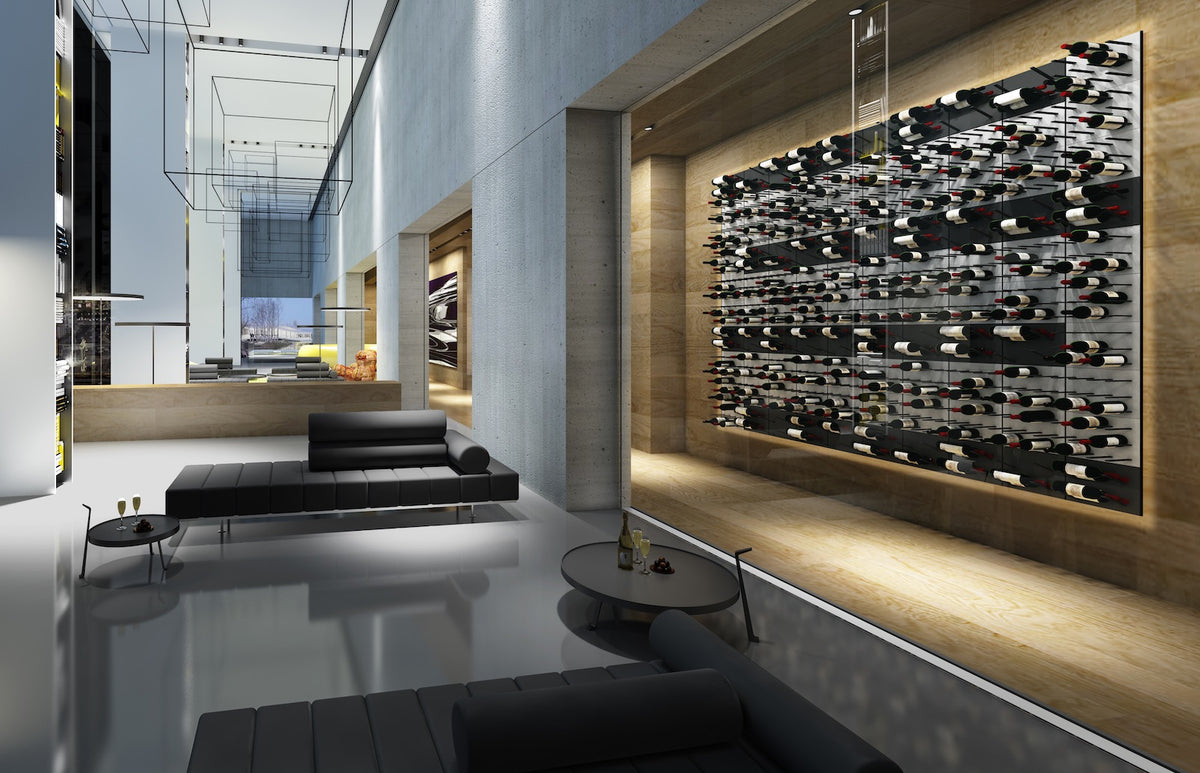 Weinaufbewahrung hinter Glas in einer Hotellobby